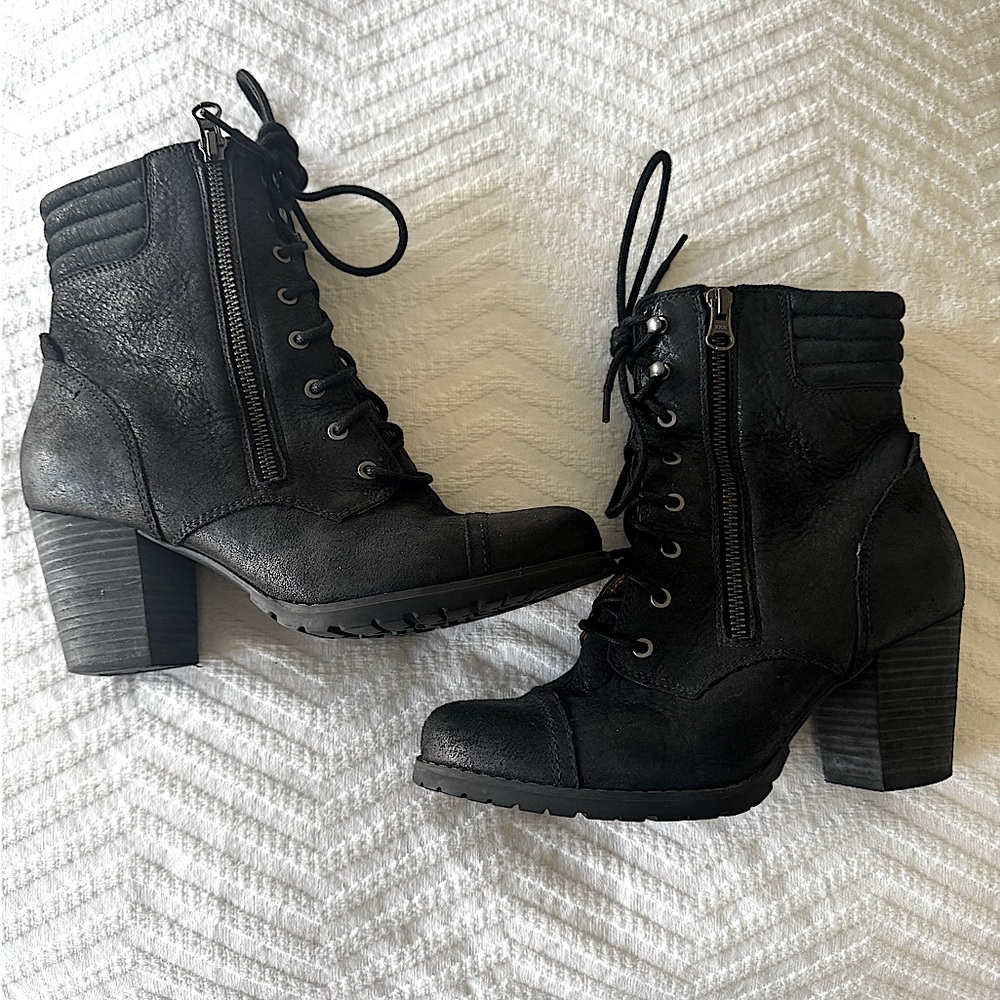 Clarks boots, black leather, Comfy & stylish, size 6.5M